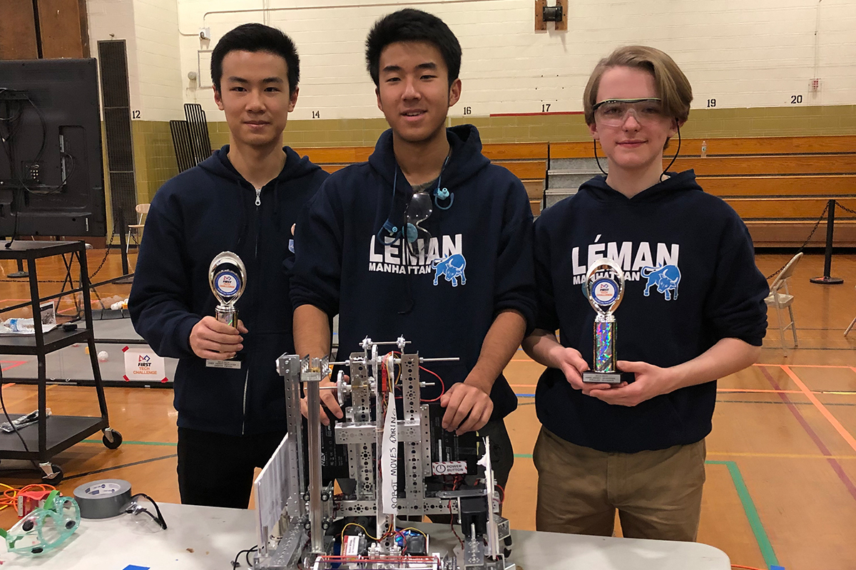 High od体育ers pose with award-winning robot